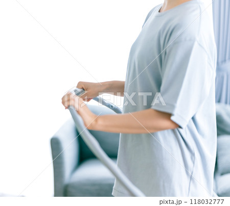 自宅のリビングでフラフープをする女性 自宅のリビングでフラフープをする女性 118032777