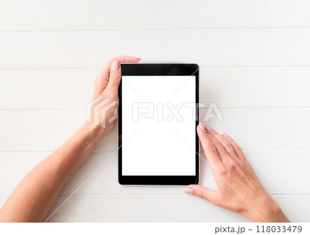 Top view of girl using tablet 118033479