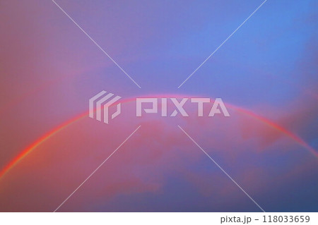 夕暮れの空にかかった虹の風景 夕暮れの空にかかった虹の風景 118033659