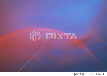 夕暮れの空にかかった虹の風景 夕暮れの空にかかった虹の風景 118033661