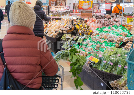 スーパーの野菜売り場 118033755