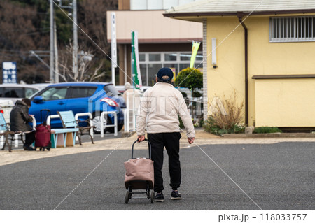 老人の買い物は負担が大きい 118033757