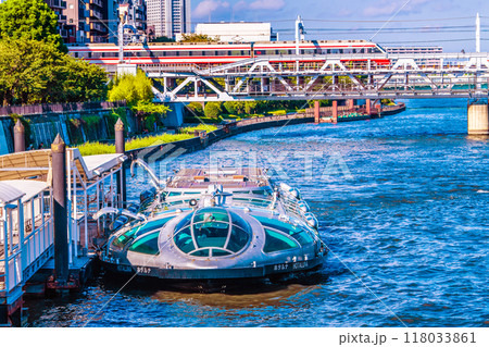 日本の東京都市景観 浅草水上バス乗船場のホタルナなどを望む。奥に電車…＝9月4日 118033861