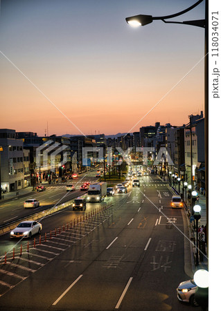 京都　五条通の夕焼け 118034071