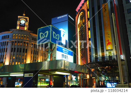 東京メトロ 銀座駅　夜の銀座四丁目交差点 118034214