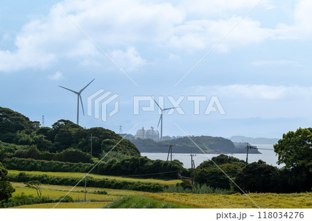 玄海原子力発電所の眺めと巨大な風力発電風車 玄海原子力発電所の眺めと巨大な風力発電風車 118034276