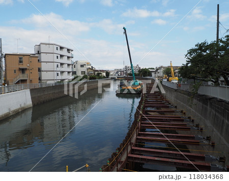 河川改修工事現場とクレーン船と秋の空 河川改修工事現場とクレーン船と秋の空 118034368