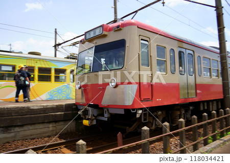 丹生川駅に停車中の三岐鉄道三岐線の車両（三重県いなべ市） 118034421