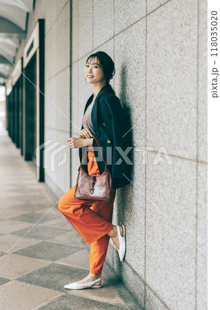 オシャレな30代女性 118035020