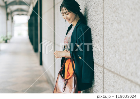 オシャレな30代女性 118035024