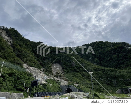 土砂崩れの山 土砂崩れの山 118037830