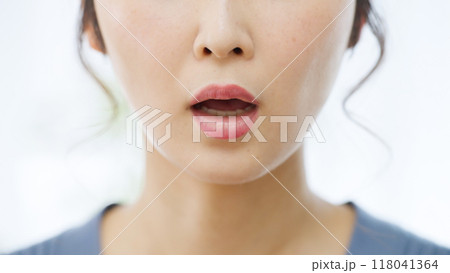 女性の口元 女性の口元 118041364