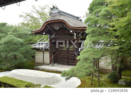 永観堂禅林寺　釈迦堂から見る勅使門(唐門)と盛砂 118041656