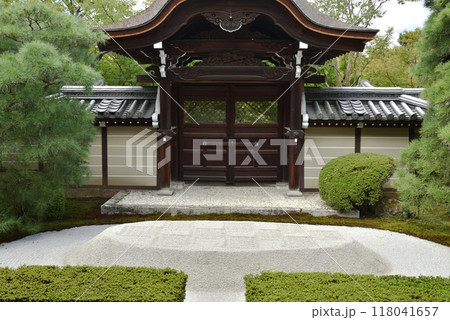 永観堂禅林寺 釈迦堂から見る勅使門(唐門)と盛砂 永観堂禅林寺 釈迦堂から見る勅使門(唐門)と盛砂 118041657