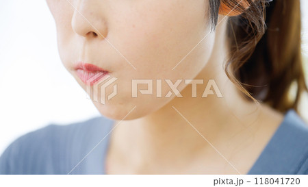 舌でほうれい線を消すマッサージをする女性 118041720