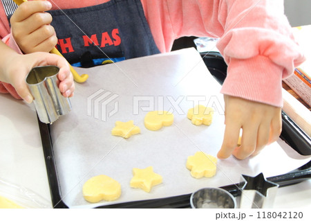 クッキーを作る子供 118042120
