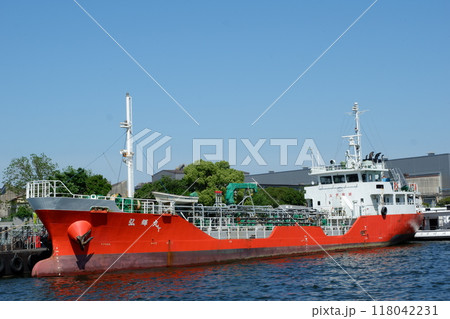 工業地帯に停泊する内航タンカー 工業地帯に停泊する内航タンカー 118042231