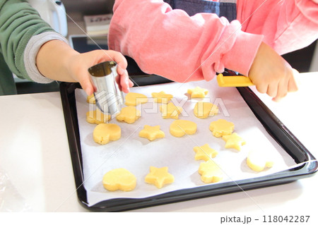 クッキーを作る子供 クッキーを作る子供 118042287
