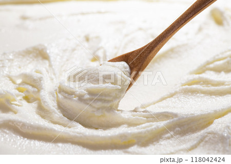 スプーンですくったミルクアイス 118042424