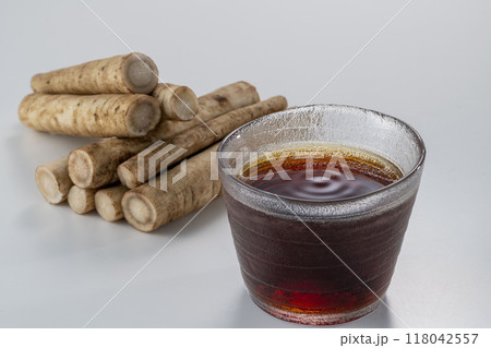 カットした新鮮で美味しい牛蒡 カットした新鮮で美味しい牛蒡 118042557