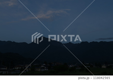 北杜市白州町、雲が白く輝く夜明け南アルプス甲斐駒ケ岳 118042565