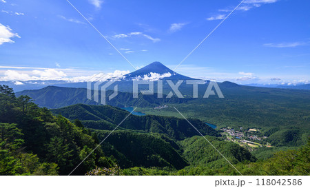 夏の富士山と青空の眺め(山梨県・王岳付近より) 夏の富士山と青空の眺め(山梨県・王岳付近より) 118042586