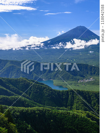 夏の富士山と青空の眺め（山梨県・王岳付近より） 118042588