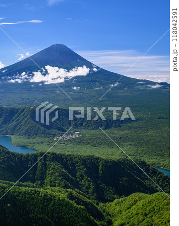夏の富士山と青空の眺め（山梨県・王岳付近より） 118042591