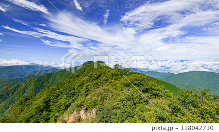山梨県・御坂山地王岳~鬼ヶ岳の稜線と山並みの絶景 山梨県・御坂山地王岳~鬼ヶ岳の稜線と山並みの絶景 118042710