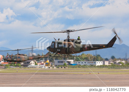 離陸する陸上自衛隊UH-1Jヘリコプター 離陸する陸上自衛隊UH-1Jヘリコプター 118042770