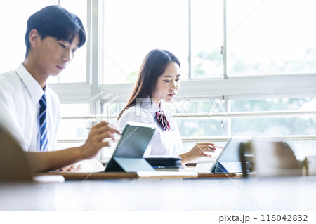 授業 教室 男女 高校 中学校 ICT 授業 教室 男女 高校 中学校 ICT 118042832