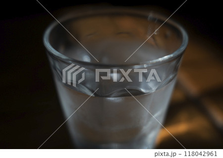 グラスの水 118042961