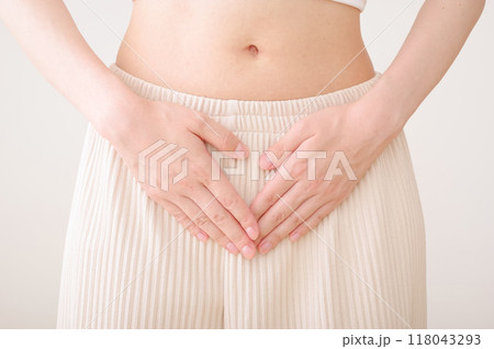 お腹に手を当てる女性 お腹に手を当てる女性 118043293
