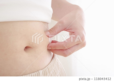 ダイエットに成功した女性のお腹 118043412