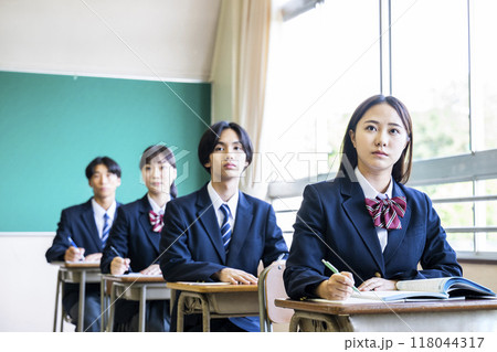 授業 教室 男女 高校 中学校 真剣 授業 教室 男女 高校 中学校 真剣 118044317