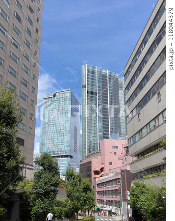 渋谷の路地から見た高層ビル 118044379
