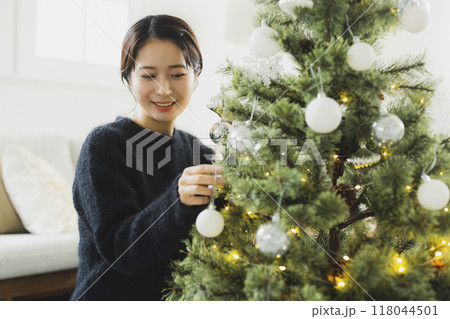 クリスマスツリーと女性 クリスマスツリーと女性 118044501