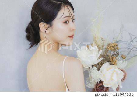 ウェディングドレスを着た若い女性 ウェディングドレスを着た若い女性 118044530