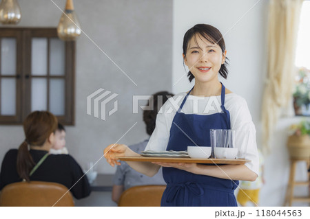 案内をするカフェの店員 案内をするカフェの店員 118044563