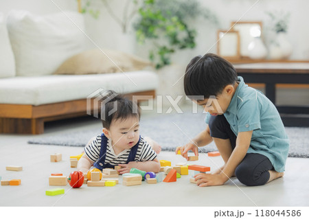 ハイハイする赤ちゃん と遊ぶ4歳のお兄ちゃん ハイハイする赤ちゃん と遊ぶ4歳のお兄ちゃん 118044586