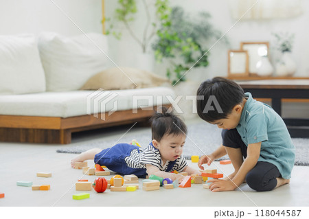 ハイハイする赤ちゃん と遊ぶ4歳のお兄ちゃん 118044587