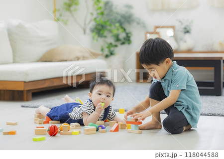 ハイハイする赤ちゃん と遊ぶ4歳のお兄ちゃん 118044588