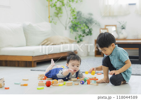 ハイハイする赤ちゃん と遊ぶ4歳のお兄ちゃん ハイハイする赤ちゃん と遊ぶ4歳のお兄ちゃん 118044589
