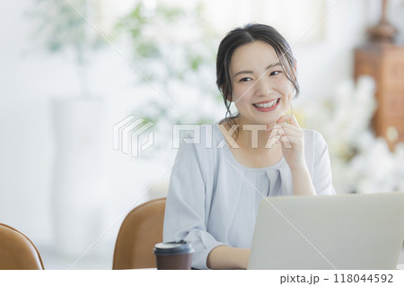 テレワークをする若い女性　 118044592