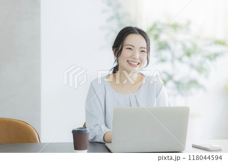 テレワークをする若い女性　 118044594