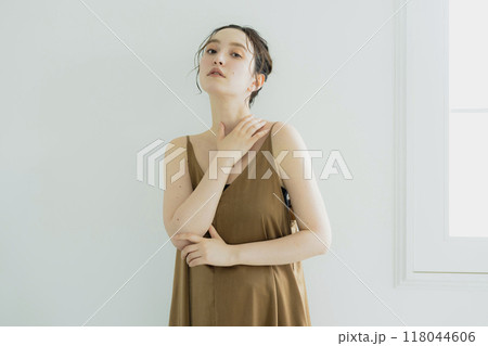 ボディケアをする若い女性　　 118044606