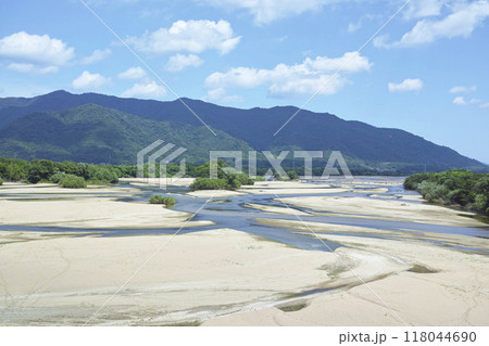 出雲市の北神立橋から見た真夏の斐伊川 出雲市の北神立橋から見た真夏の斐伊川 118044690