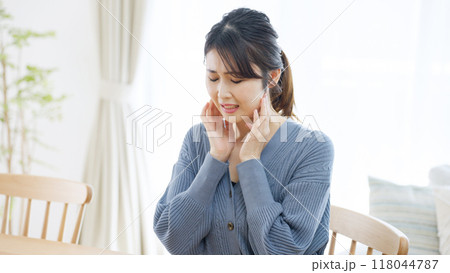 顎や虫歯が痛い女性 118044787
