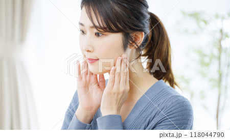 顔のマッサージをする女性 顔のマッサージをする女性 118044790