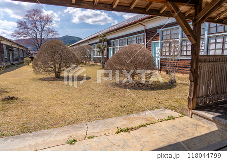 長野県飯田市 杵原学校の渡り廊下から見る中庭と学校校舎 長野県飯田市 杵原学校の渡り廊下から見る中庭と学校校舎 118044799
